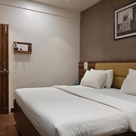 Hotel Sai Yatri Тримбак Экстерьер фото