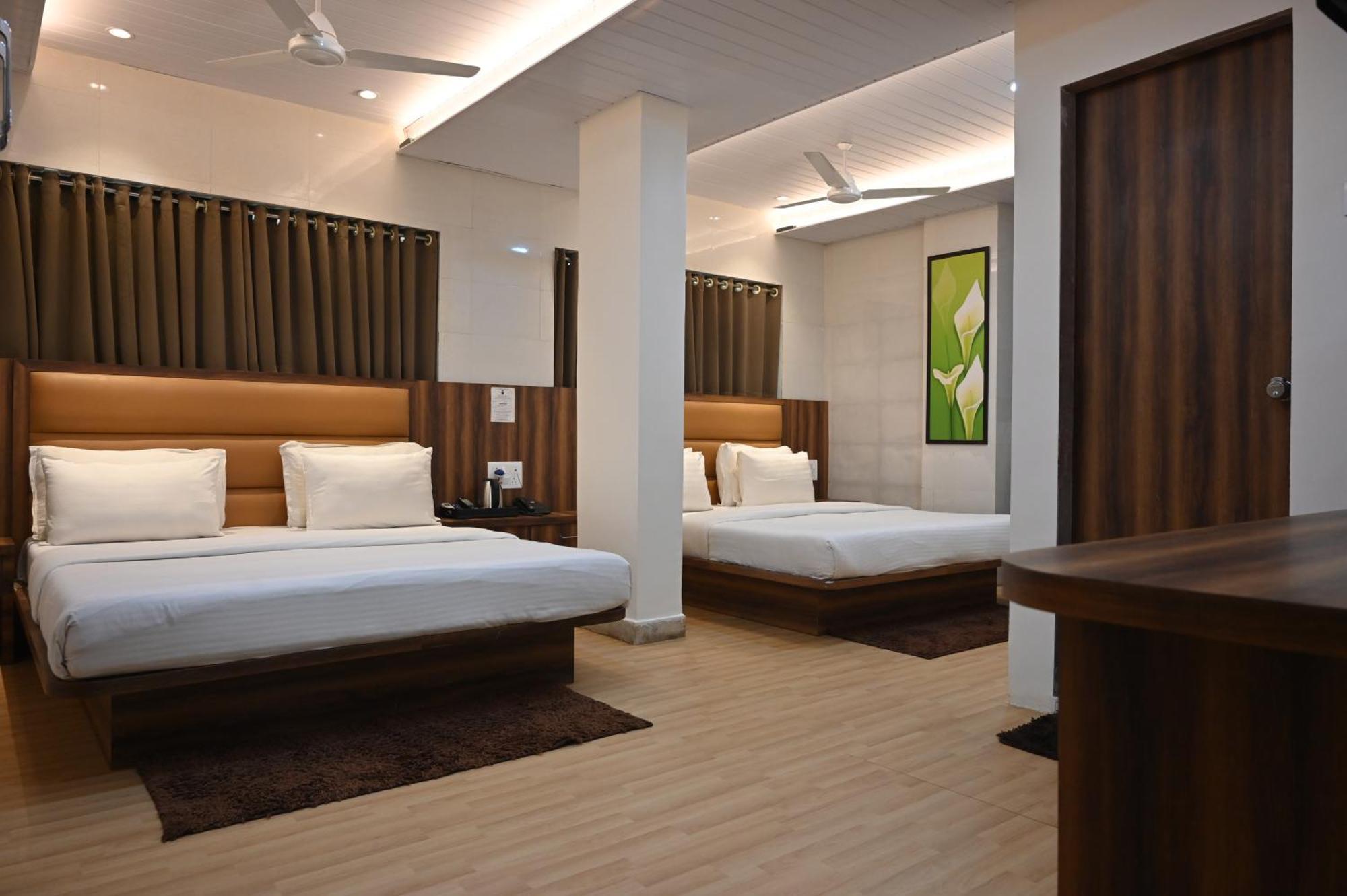 Hotel Sai Yatri Тримбак Экстерьер фото