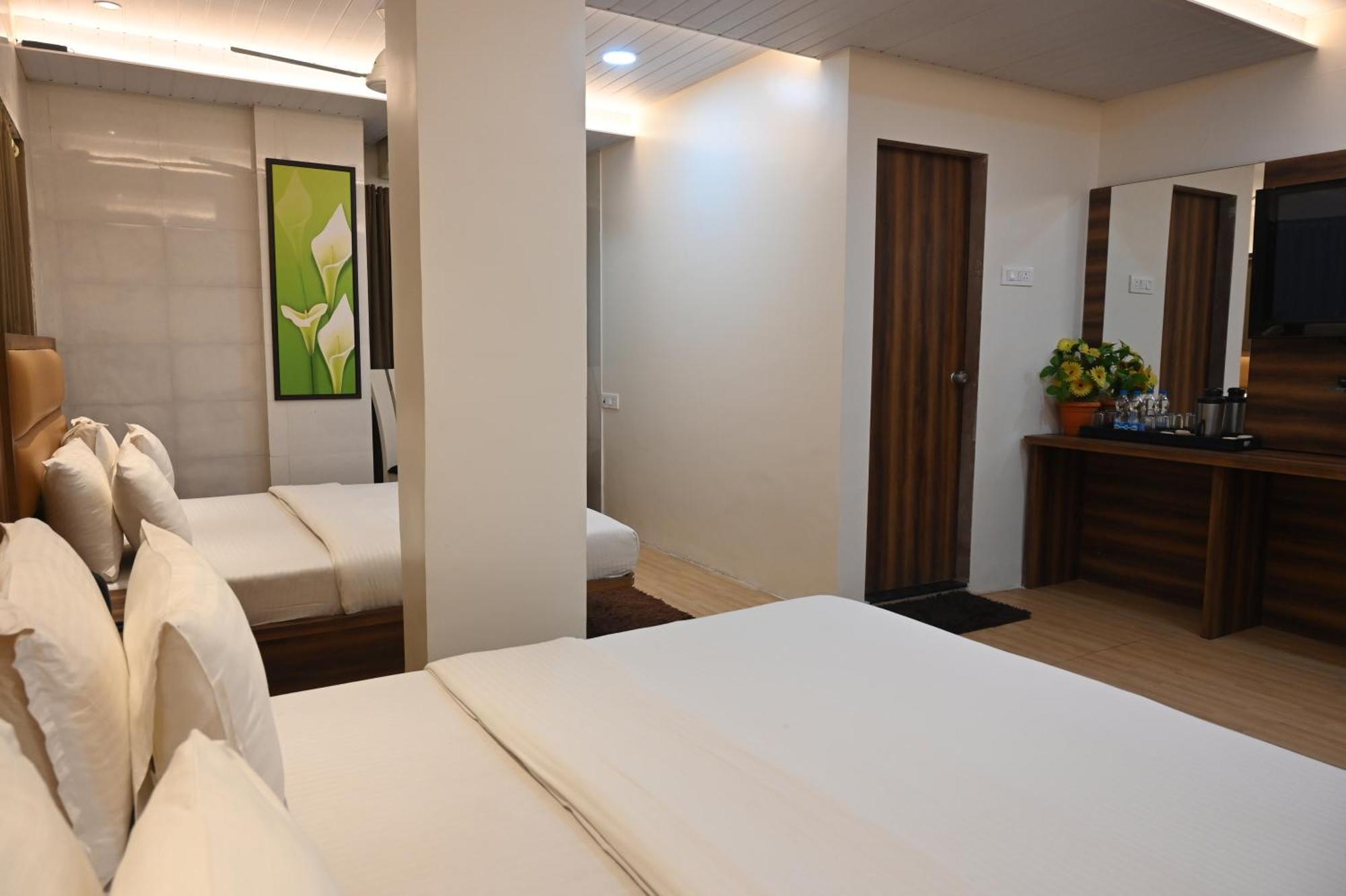 Hotel Sai Yatri Тримбак Экстерьер фото