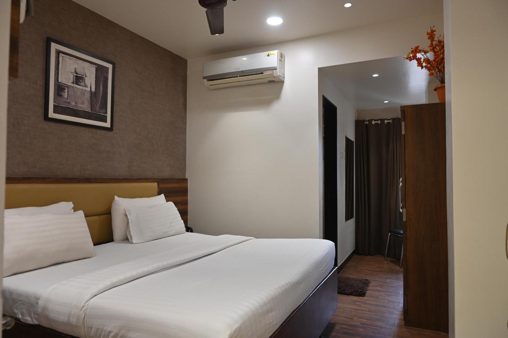 Hotel Sai Yatri Тримбак Экстерьер фото