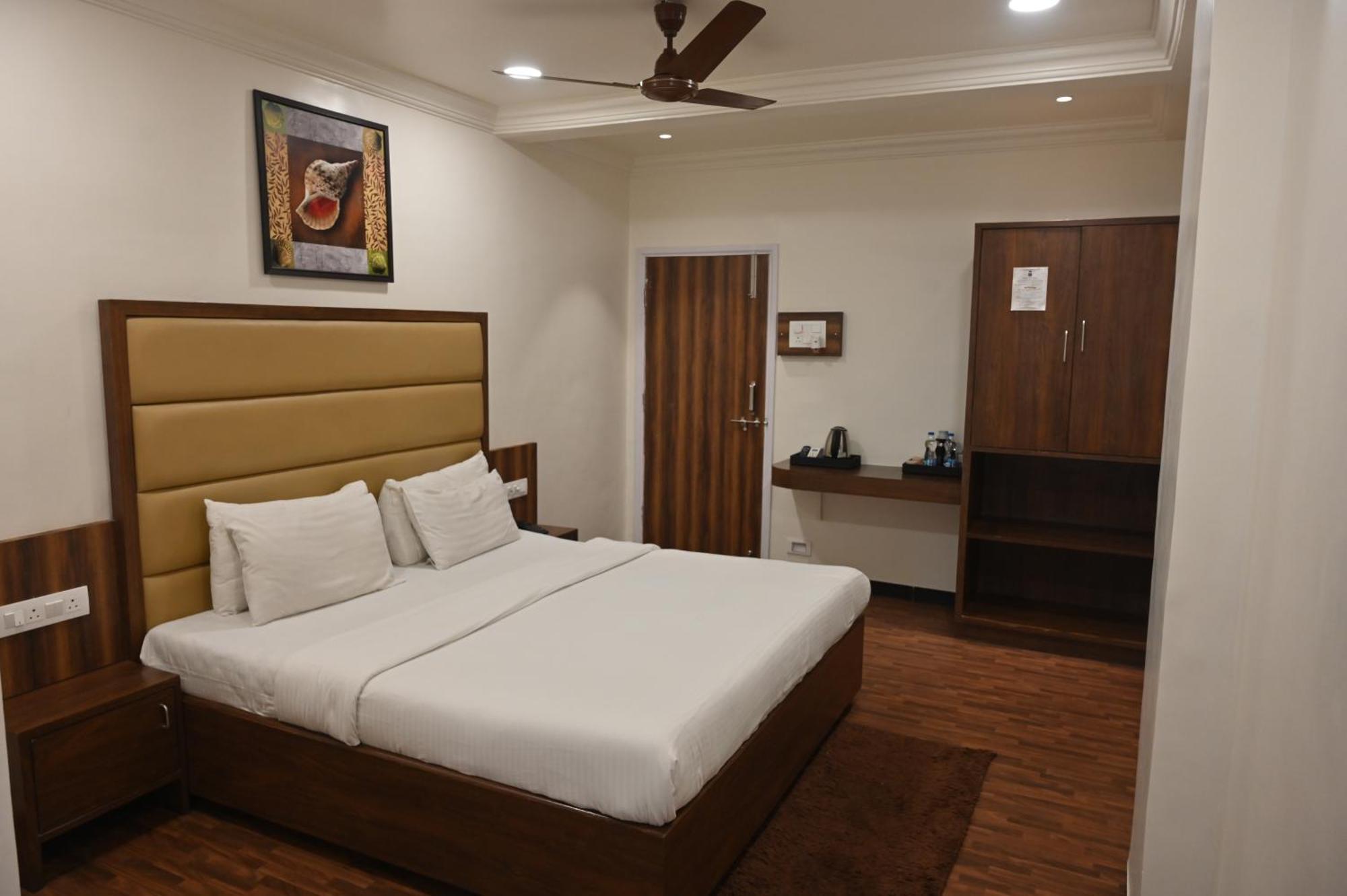Hotel Sai Yatri Тримбак Экстерьер фото
