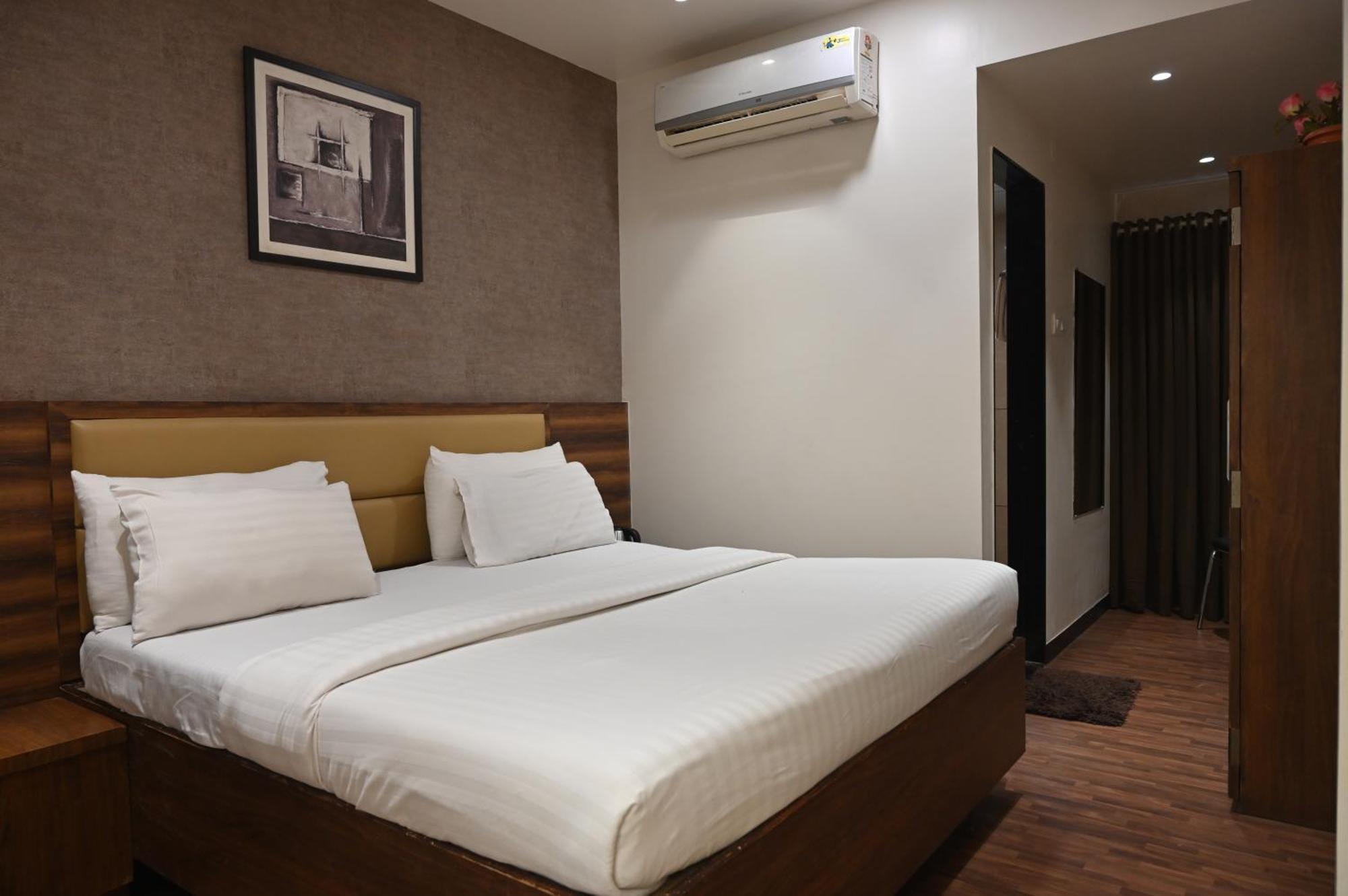 Hotel Sai Yatri Тримбак Экстерьер фото