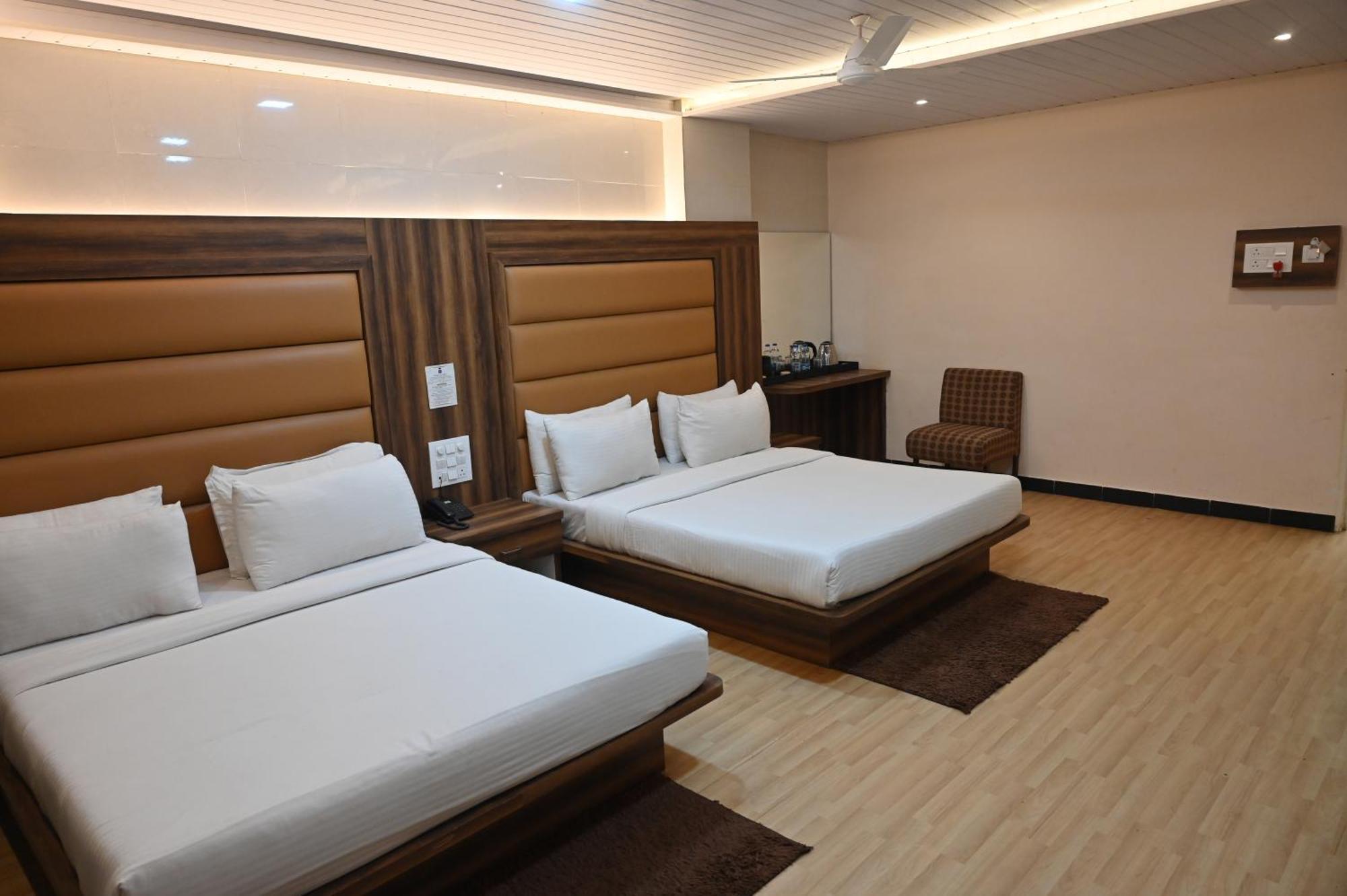 Hotel Sai Yatri Тримбак Экстерьер фото