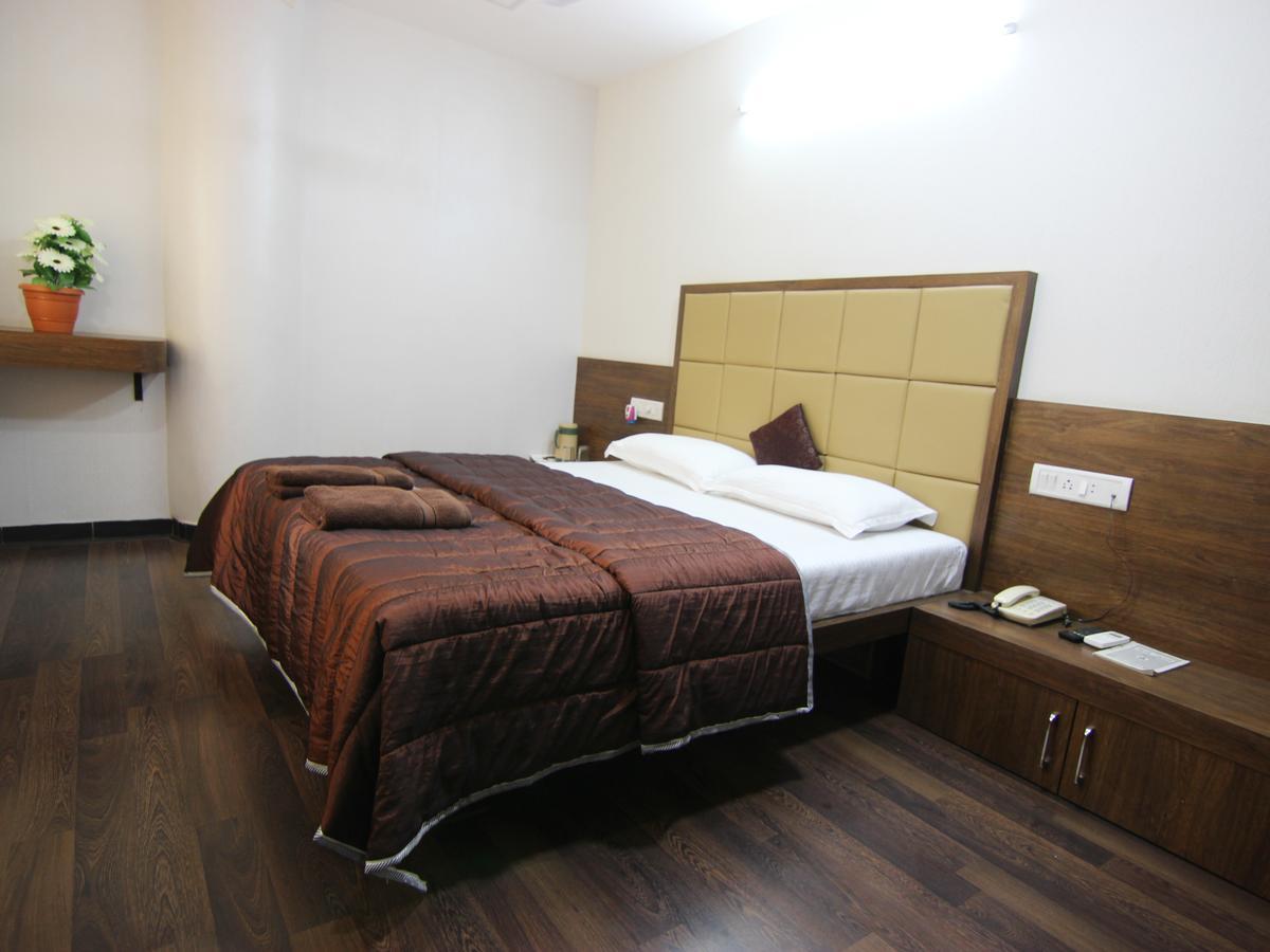 Hotel Sai Yatri Тримбак Экстерьер фото