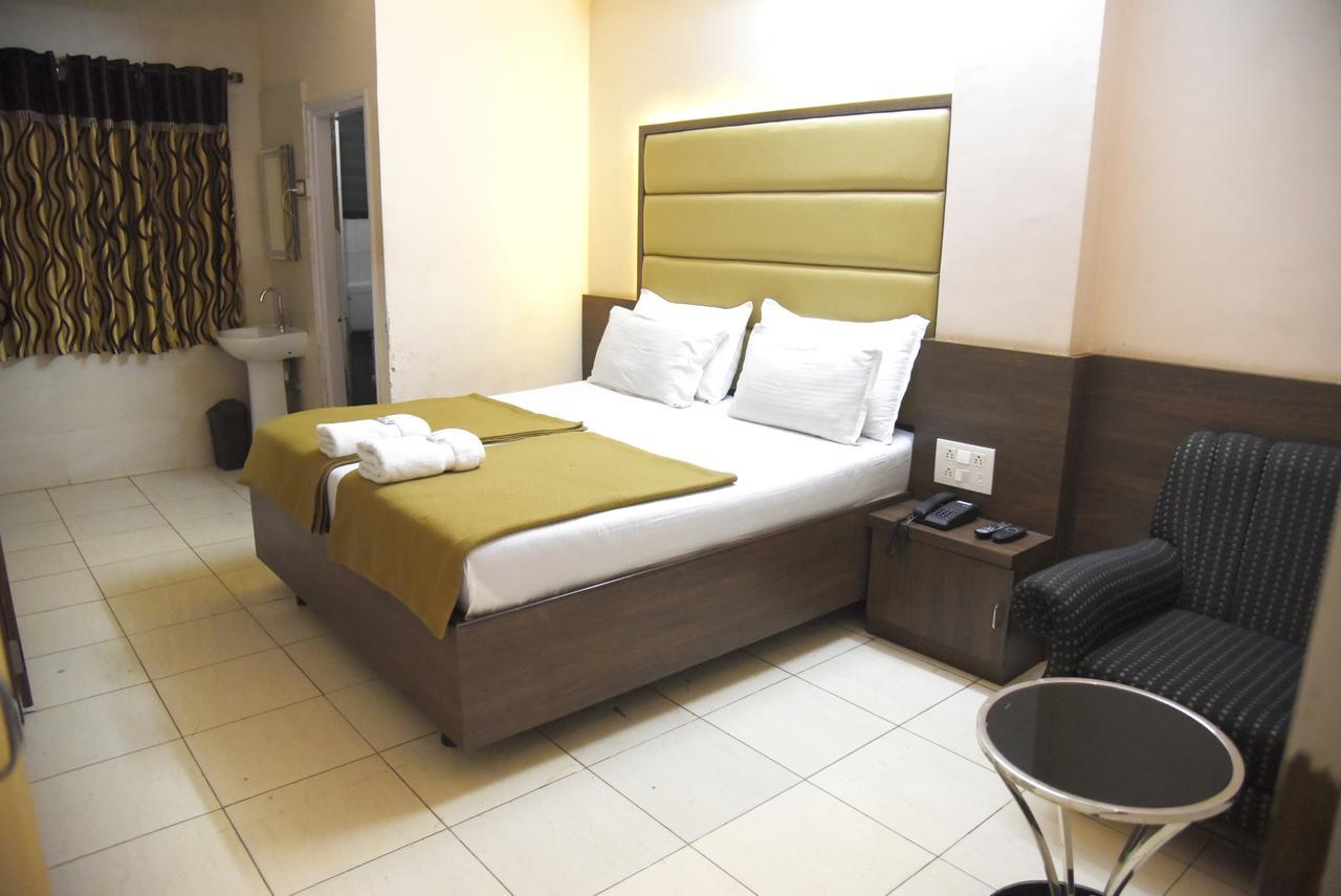 Hotel Sai Yatri Тримбак Экстерьер фото