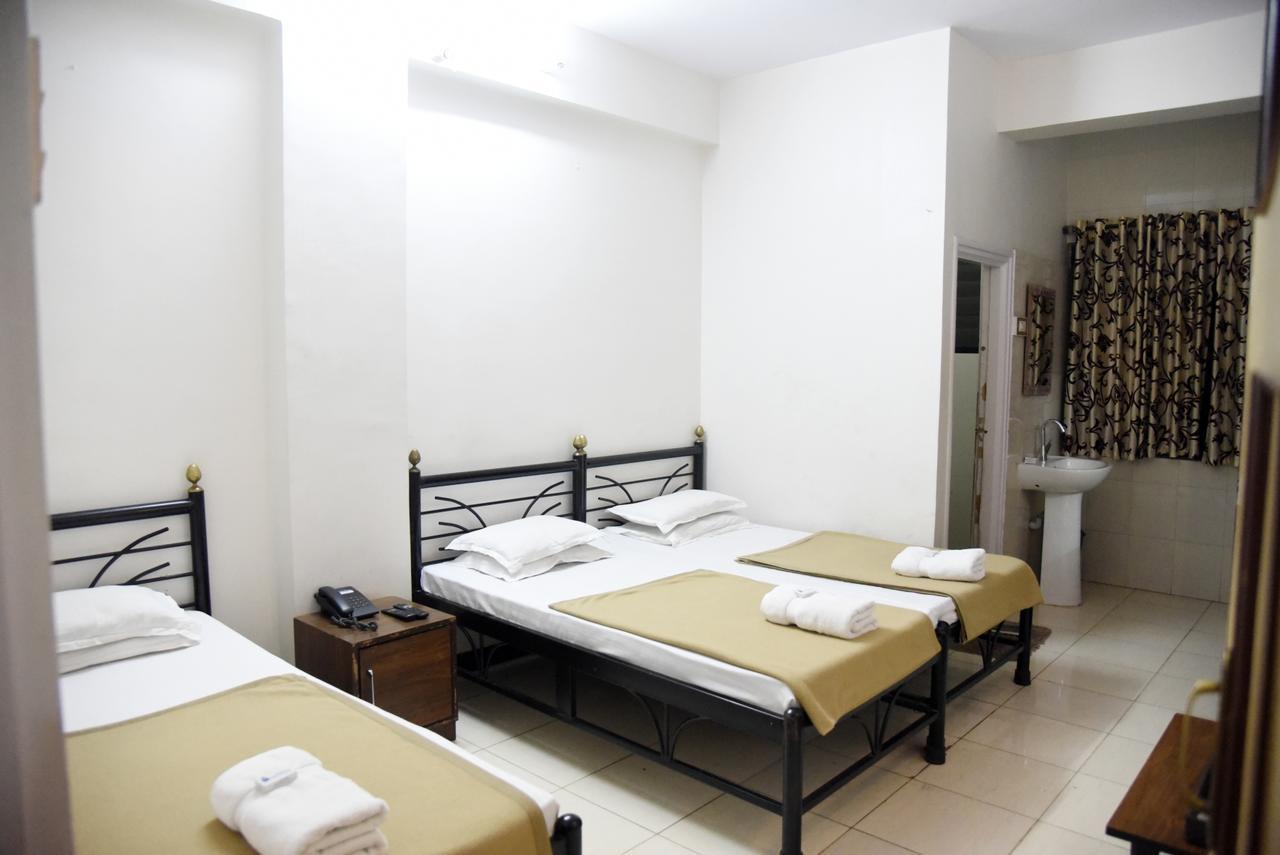 Hotel Sai Yatri Тримбак Экстерьер фото